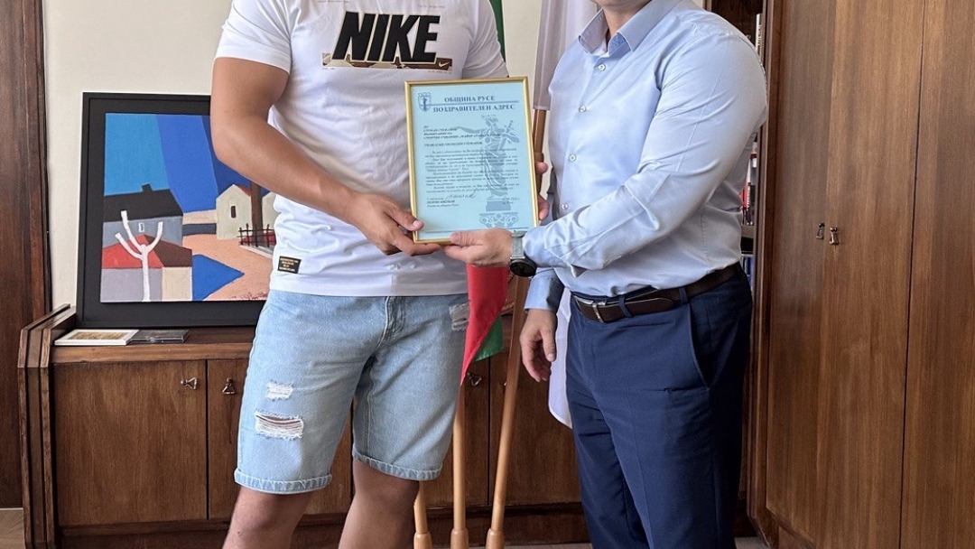 Pencho Milkov awarded Stefan Stefanov and Nikola Dimov for "Sportsman of the Month"