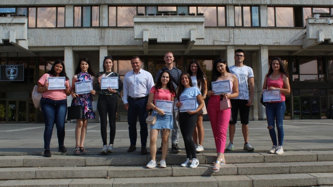 Кметът Пенчо Милков връчи сертификати на преминалите практика стажанти в Община Русе