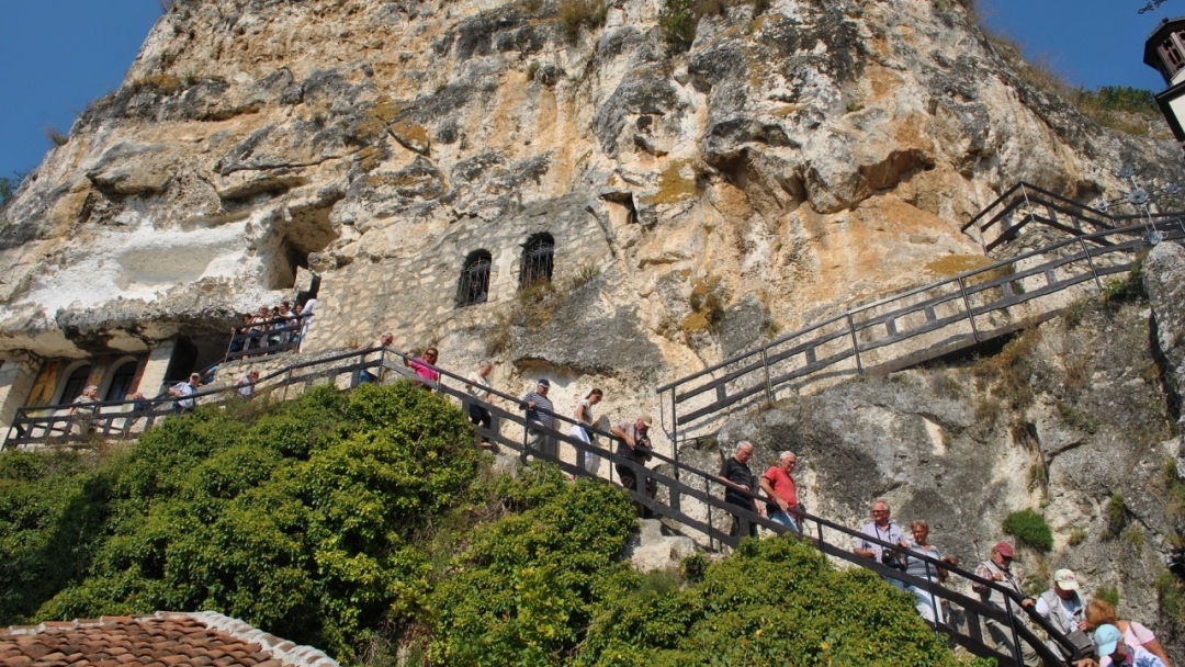 Министър-председателят Бойко Борисов посети обновената църква в Басарбовския скален манастир