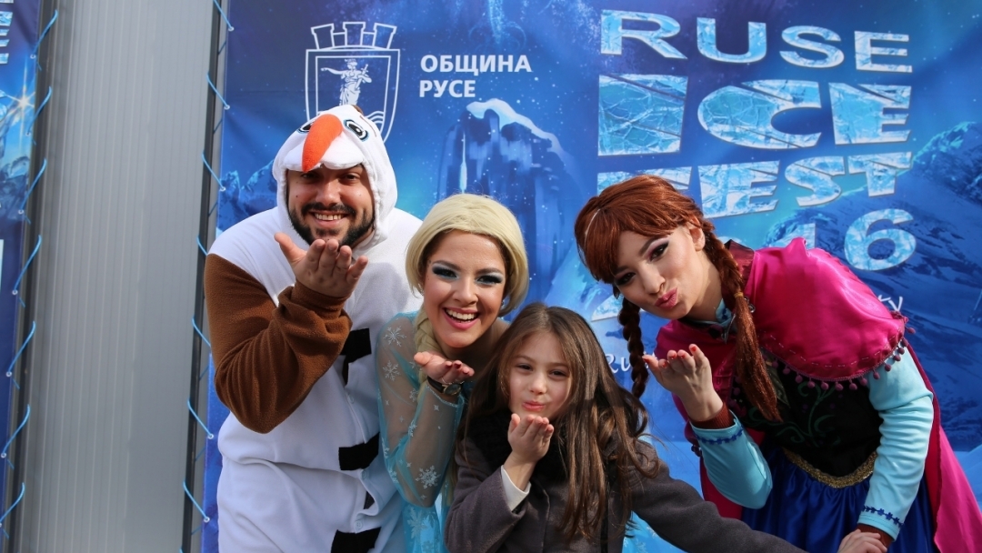 Елза, Анна, Олаф и Мистър Фикси забавляваха децата на Ледения фестивал