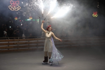 Светлинно шоу на лед откри ледената пързалка в Русе