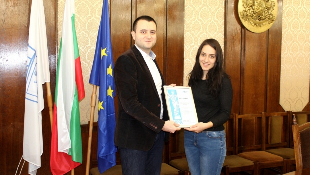 Зам.-кметът д-р Страхил Карапчански връчи сертификати на студенти за успешно приключил стаж в Община Русе
