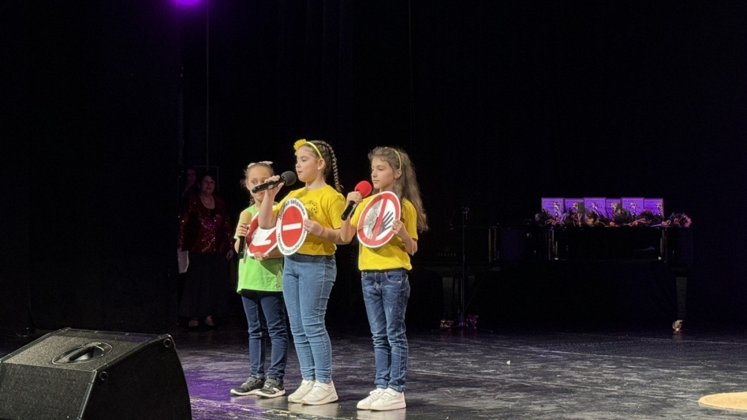 Детска вокална група „Слънце“ изпрати своите абитуриенти с концерт в Доходното здание
