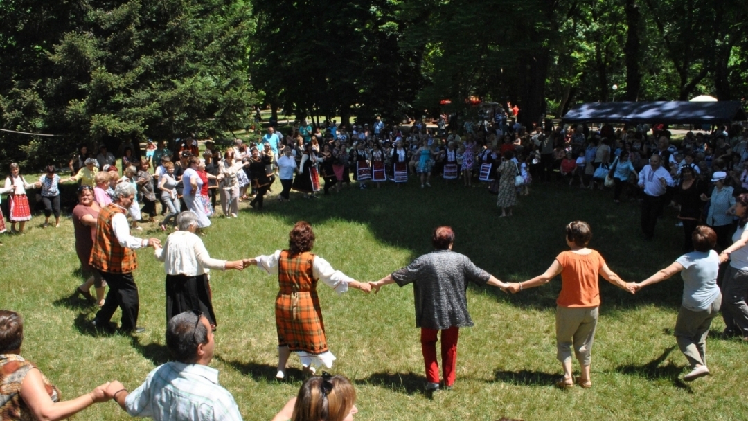 Кметът Пламен Стоилов приветства участниците във фолклорния събор „Златната гъдулка“