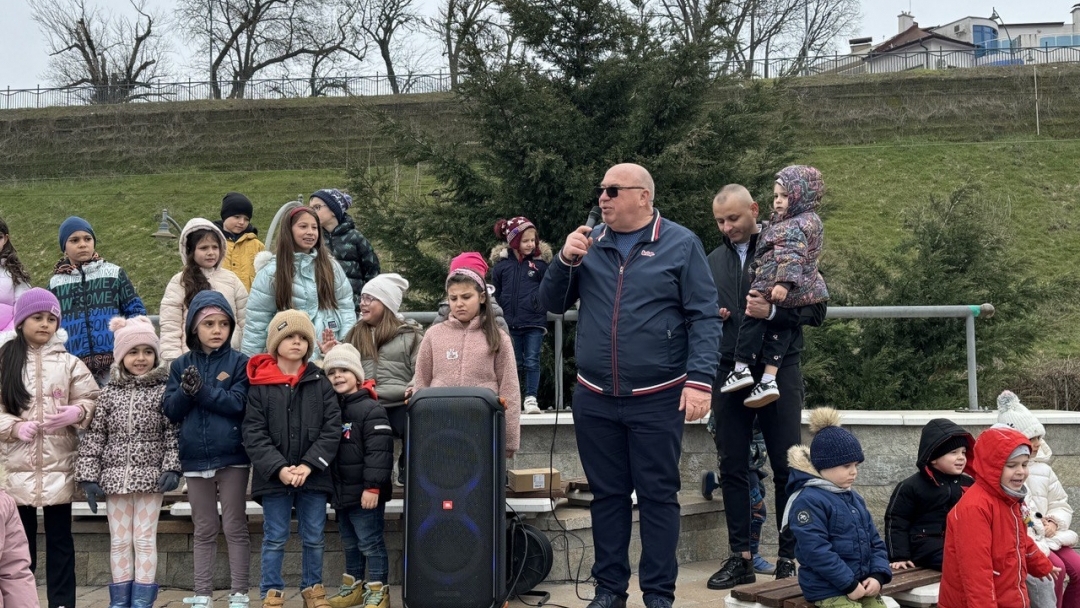 Инициатива за засаждане на дръвчета събра деца и родители на кея в Русе