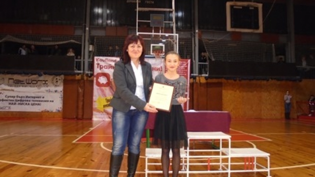 9-годишната Александра Николова и 13-годишният Ивайло Велев грабнаха титлата Мис и Мистър танц от традиционното коледно надиграване в зала „Дунав“