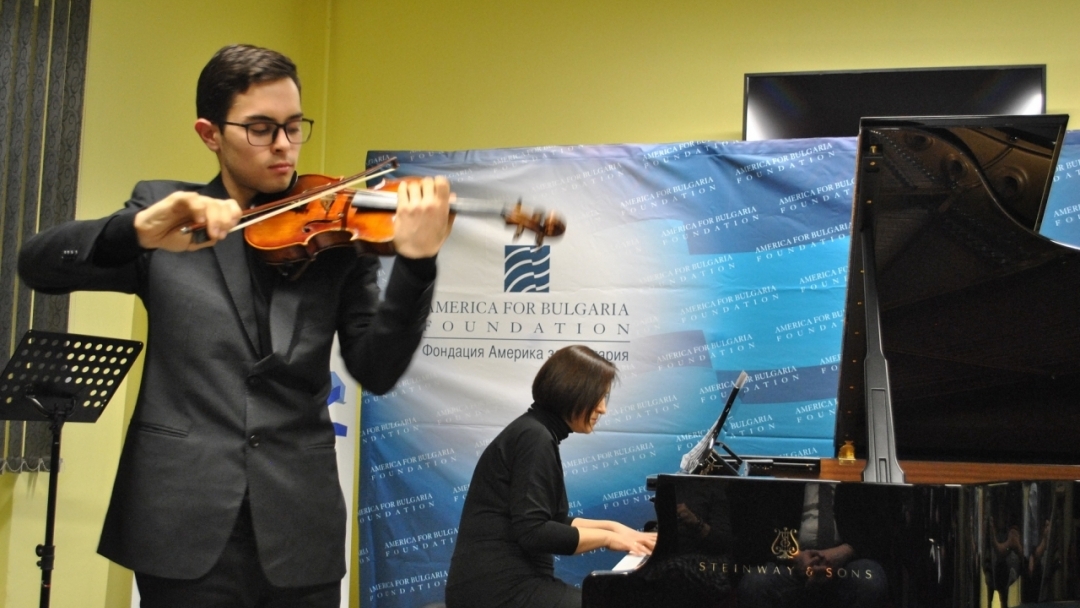 С концерт преставиха новия роял в НУИ "Проф. Веселин Стоянов"
