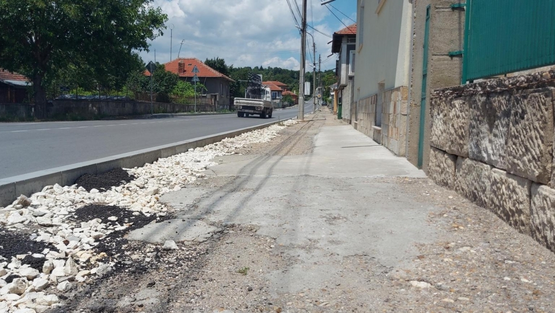 След настояване на Община Русе: разрушените тротоари в Басарбово ще бъдат ремонтирани