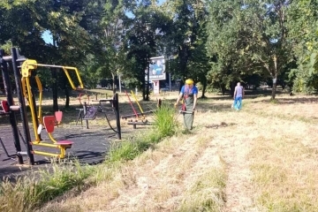 Косенето на тревните площи продължава и през тази седмица