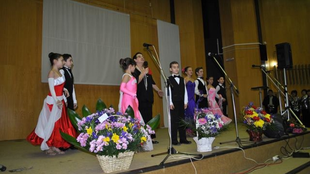 Кметът Пламен Стоилов поздрави с предстоящия 8-и март дамите от „Съюз на пенсионерите 2004”