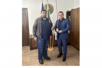 Mayor Pencho Milkov received a plaque from the chairman of the Ruse branch of the National Society "Tradition"