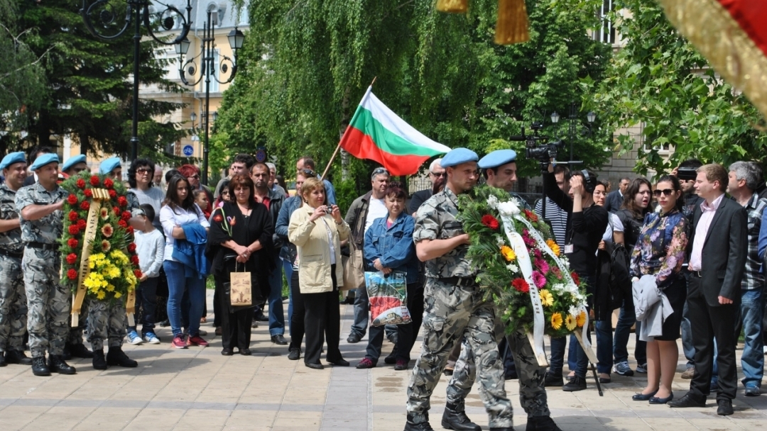 Празнична литургия, концерт и церемония по поднасяне на венци и цветя за 6 май в Русе