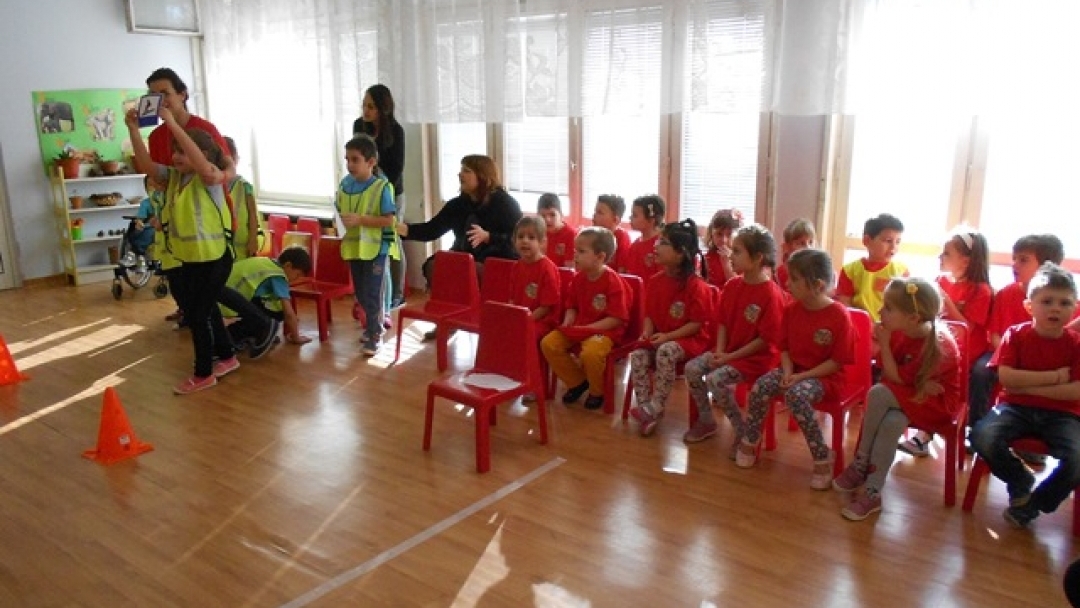 Деца от ЦДГ 'Зора' се учиха да пресичат правилно