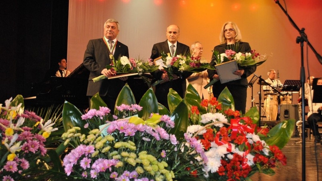 Четирима достойни русенци бяха удостоени със званието „Почетен гражданин на Русе”