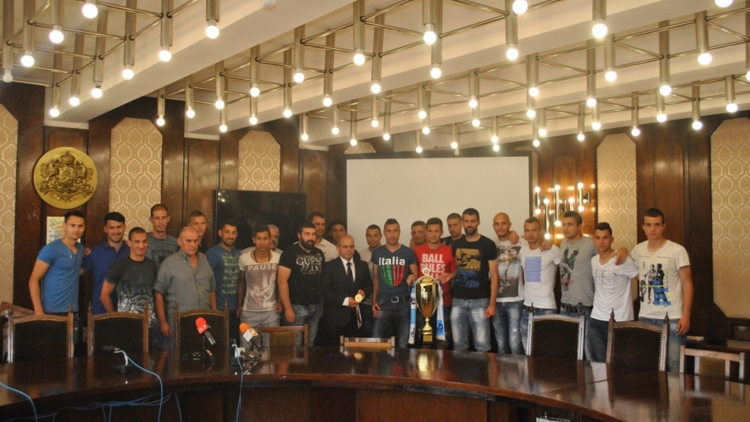 Кметът Пламен Стоилов награди футболистите от ФК „Дунав“