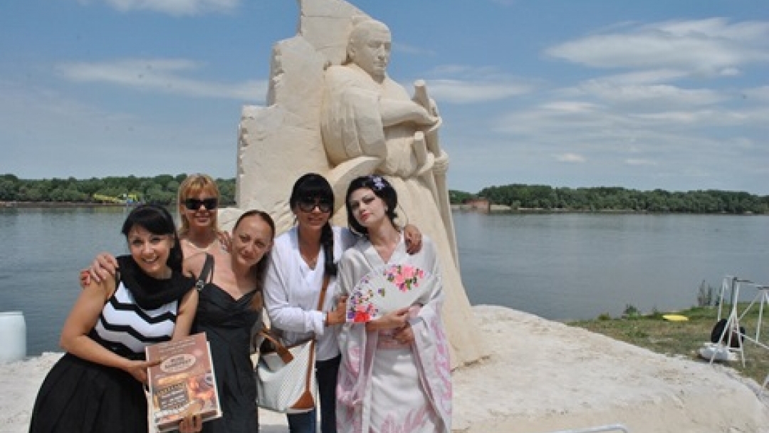 Кметът на Община Русе Пламен Стоилов получи ключа от първата алея на киното в Русе