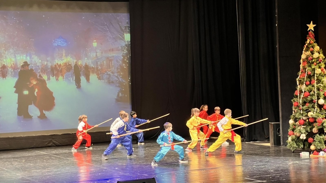 Традиционният коледен концерт на Общинския младежки дом в Русе зарадва стотици русенци