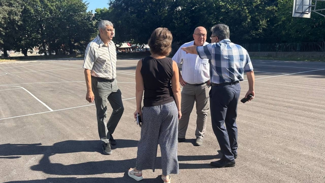 Три спортни площадки с основен ремонт в СУ „Възраждане“
