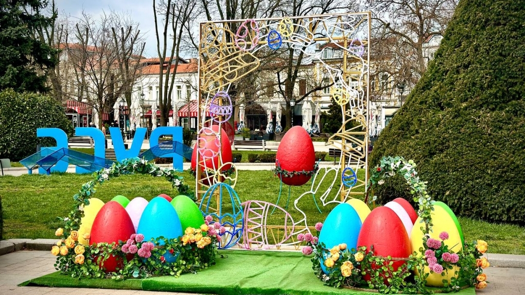 Русе посреща Великден с обогатена празнична украса на площад „Свобода“