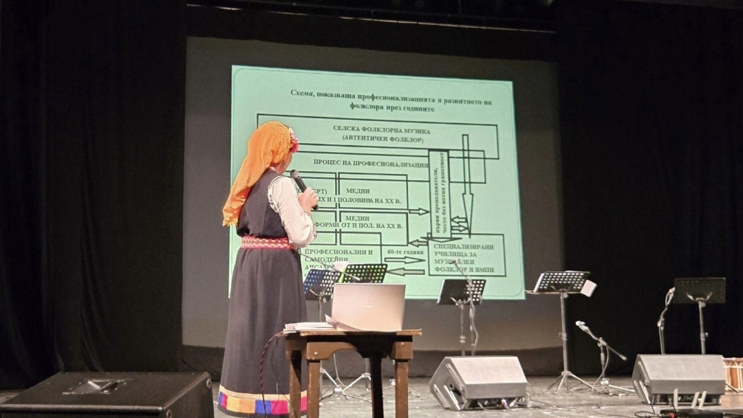 Народната певица Ана Борисова представи уникален фолклорен спектакъл и своя монография в Русе