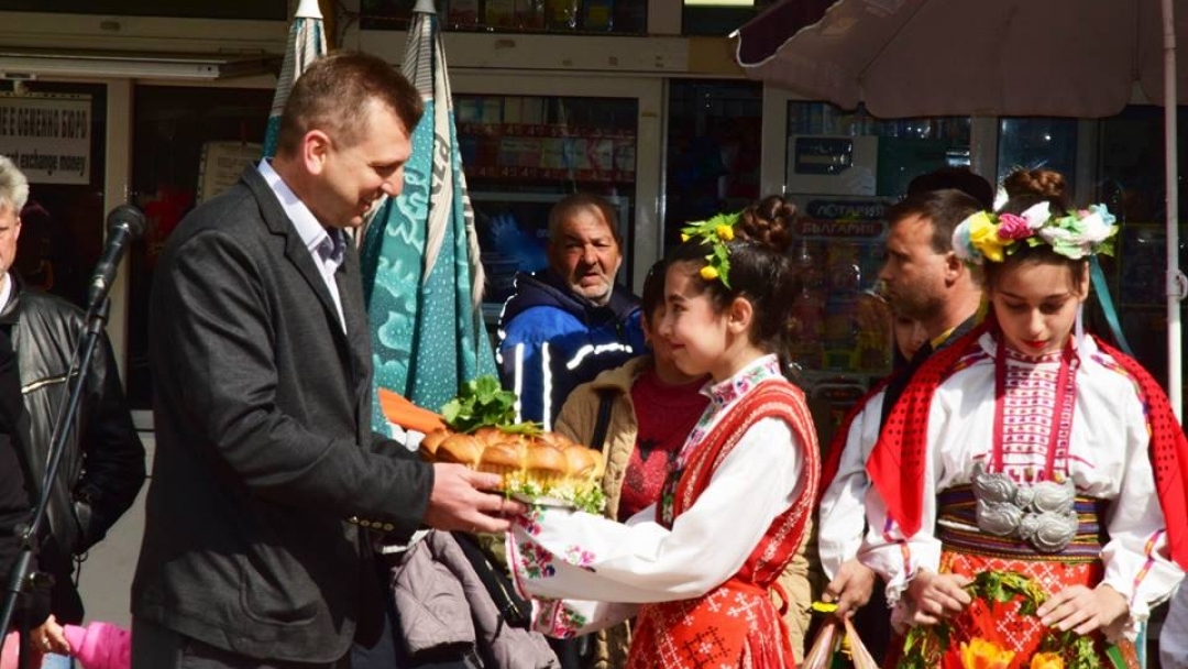 Пъстра празнична програма и много настроение за Лазаровден на Общинския пазар в Русе