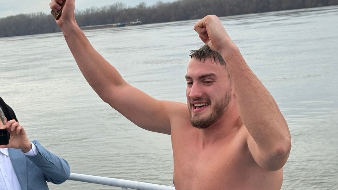 23-годишният русенец Александър Георгиев извади кръста от река Дунав на Богоявление