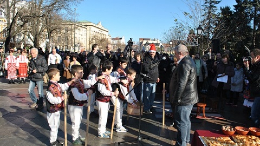 Заместник-кметът Иван Григоров посрещна коледари на градския площад 