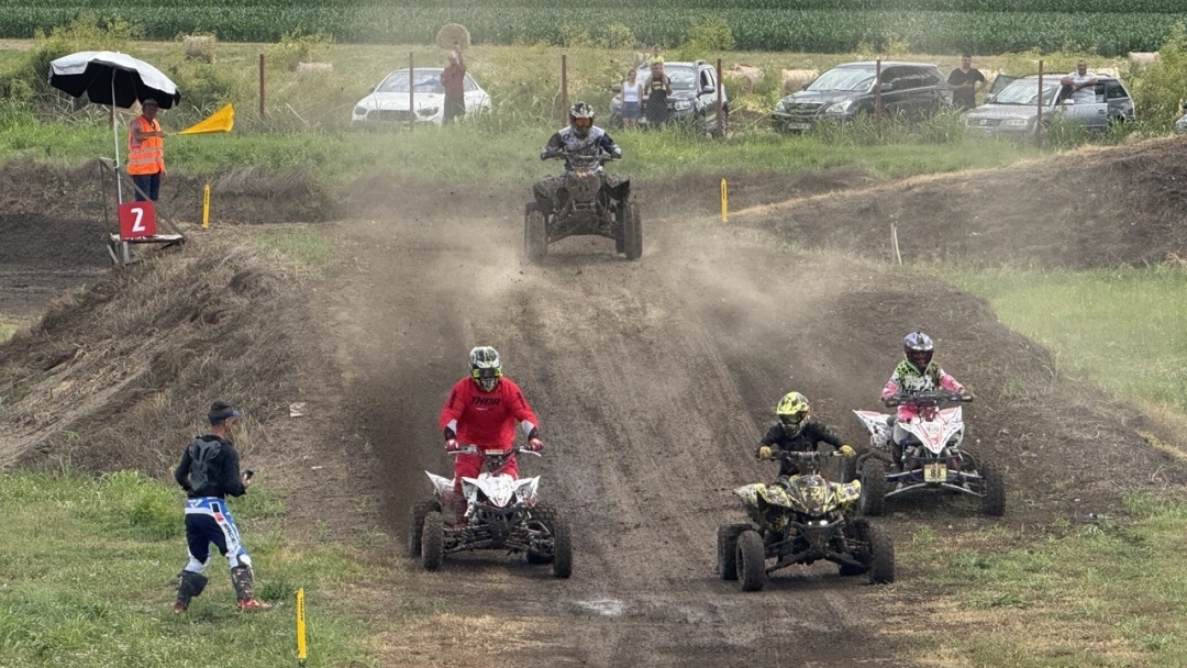 40-метрови скокове и скоростни битки завладяха  полигона  Godzilla MX Track в Сандрово