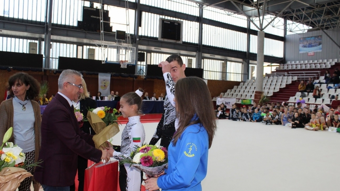 Международният фестивал по спортна акробатика "Дунавска перла" бе открит днес в Русе