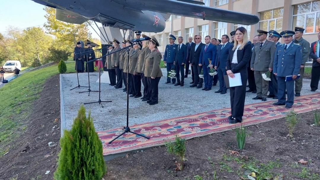   Кметът Пенчо Милков почете паметта на военния летец полк. Велико Пенчев  