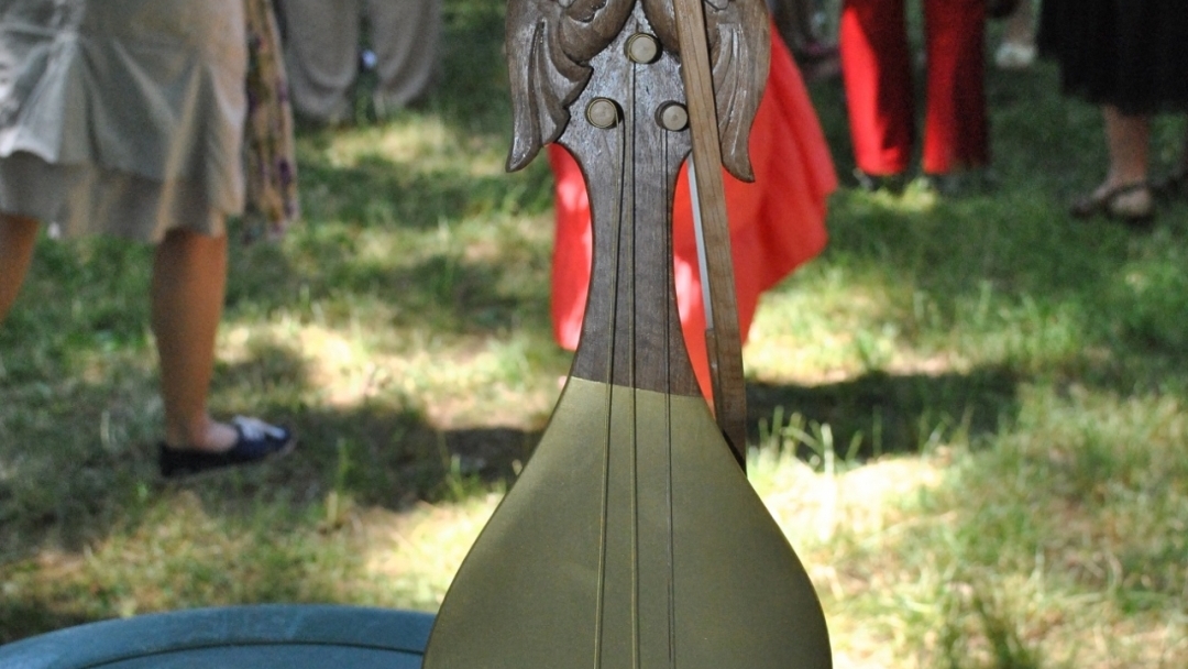 Кметът Пламен Стоилов приветства участниците във фолклорния събор „Златната гъдулка“