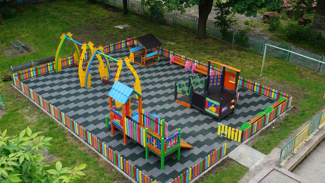    Нова детска площадка бе открита в детска ясла №4 в Русе.  Община Русе ще подмени старите отоплителни тела и дограма в сградата