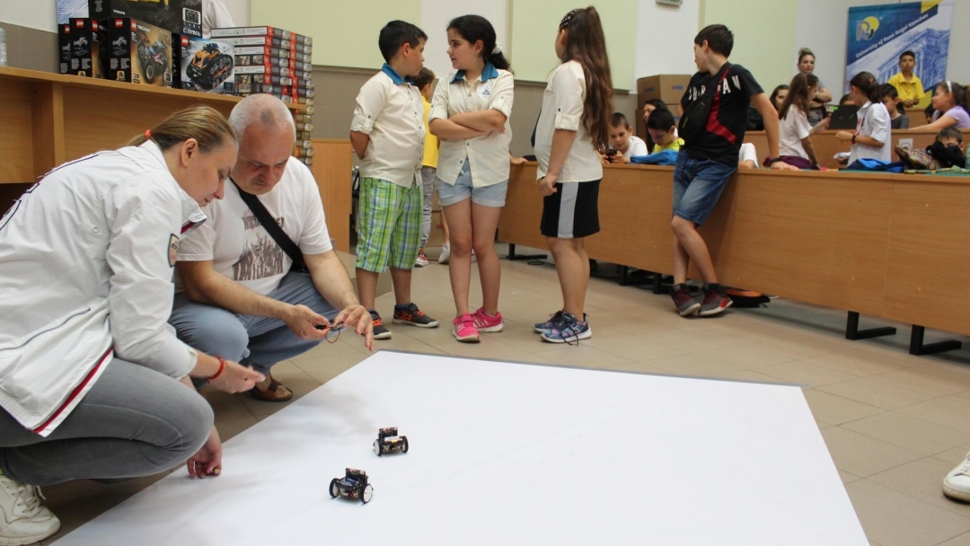 Ученици от 3. и 4. клас демонстрираха препускащи, пеещи и танцуващи роботи на първото общинско състезание по роботика