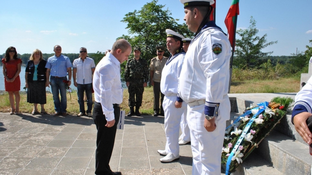 Почетна значка „Русе“ за командира на военноморските сили контраадмирал Румен Николов