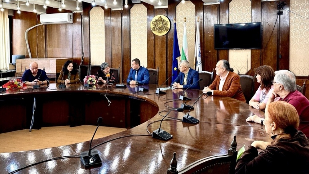 Кметът Пенчо Милков отличи Богдана Пенева за приноса ѝ към културния живот на Русе