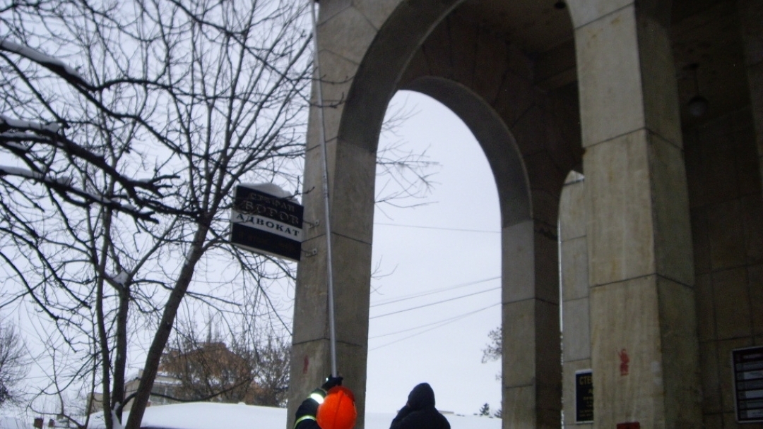 Община Русе започна разчистването на ледени висулки от общински и обществени сгради