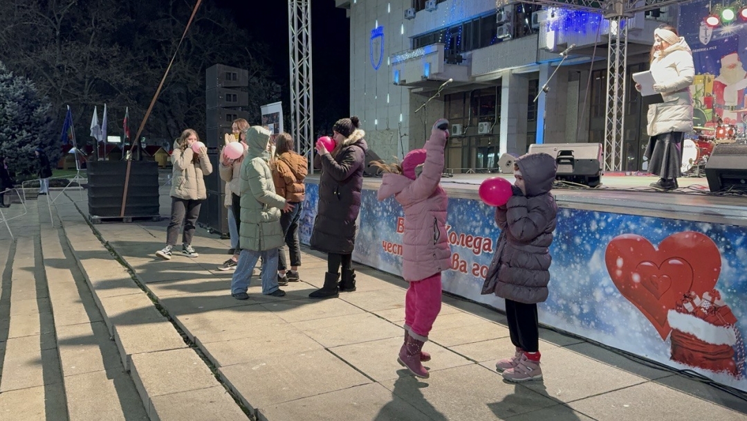 Русе посрещна 2026 година с концерт на Владо Михайлов, празнична програма и Дунавско хоро