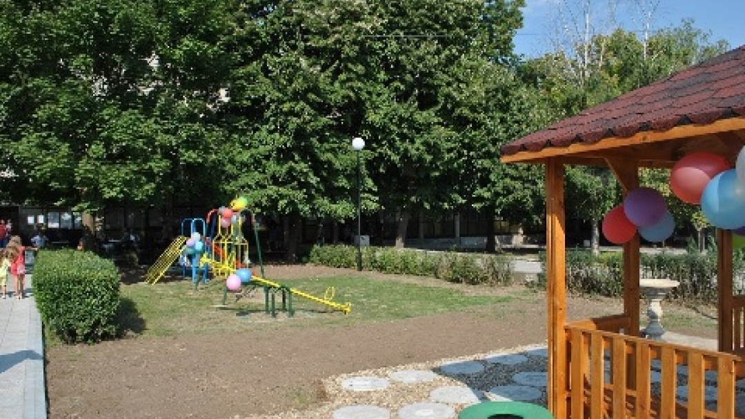 Кметът Пламен Стоилов и зам.-министър Георги Костов откриха спортна и детска площадка в Тетово