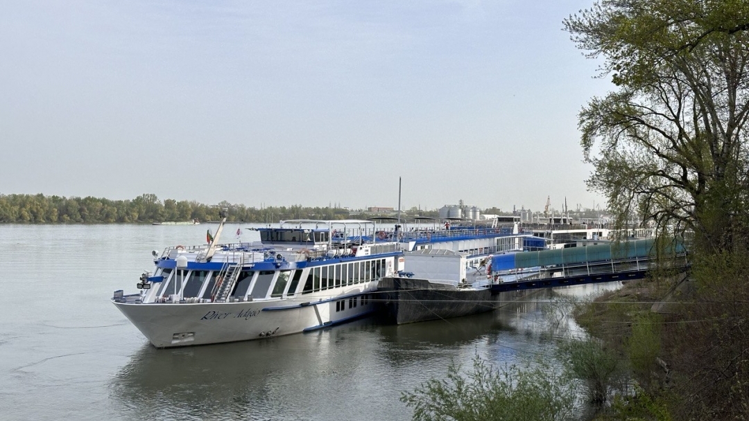 The first cruise ship of Pontoon "Dunav Tours" docks in Ruse