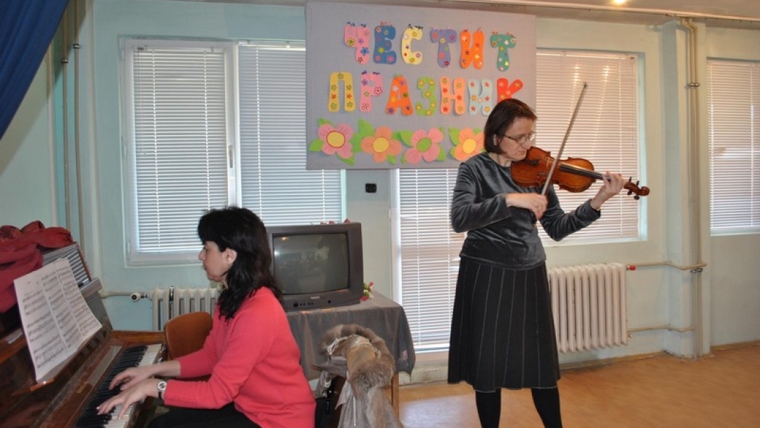 Концерт на цигуларката Деворина Гамалова в дом за стари хора «Възраждане»  