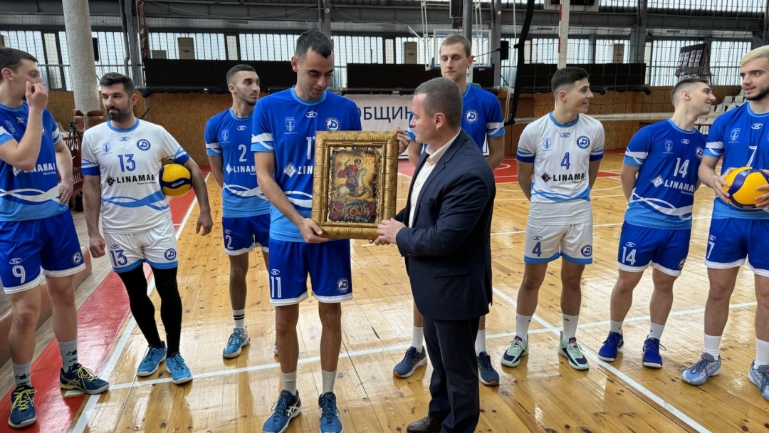 Кметът Пенчо Милков удостои със златна значка треньора на „Дунав“-Русе Красимир Миронов
