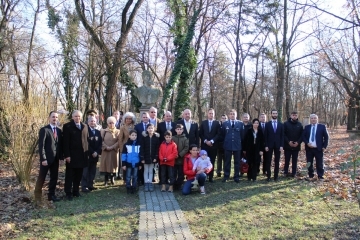 Кметът Пенчо Милков поднесе цветя на паметника на Христо Ботев в Букурещ