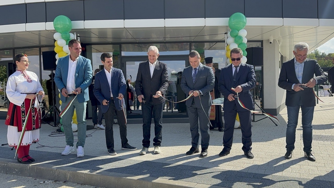Кметът Пенчо Милков и ръководството на „Мегатрон“ откриха модерния комплекс на компанията в Мартен