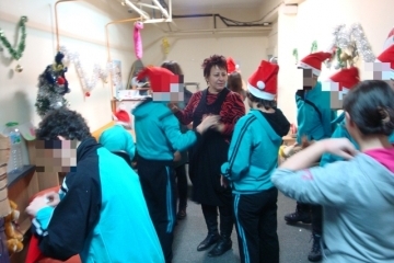 Младежи от ЦНСТ „Вяра“, „Надежда“, „Любов“ участваха в коледно празненство в Дневния център за младежи с увреждания 