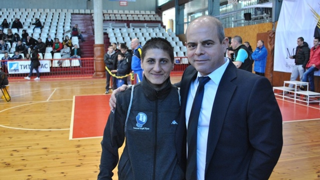 Кметът Пламен Стоилов награди най-добрите боксьорки с Купа „България“