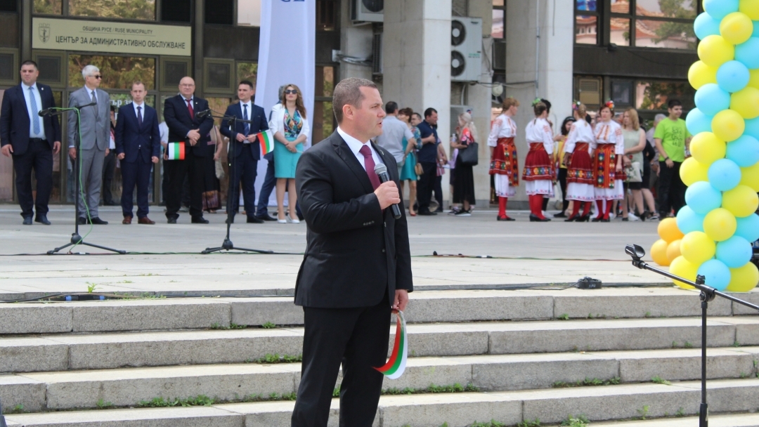 С традиционно шествие и празничен концерт-спектакъл русенци посрещнаха 24 май