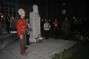 Заместник-кметът инж. Димитър Наков поздрави ръководството и учениците на ОУ "Любен Каравелов" по случай патронния празник на училището