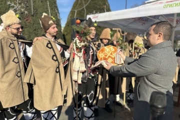 Mayor Pencho Milkov welcomed Christmas carolers at the Christmas Town of the Municipality of Ruse