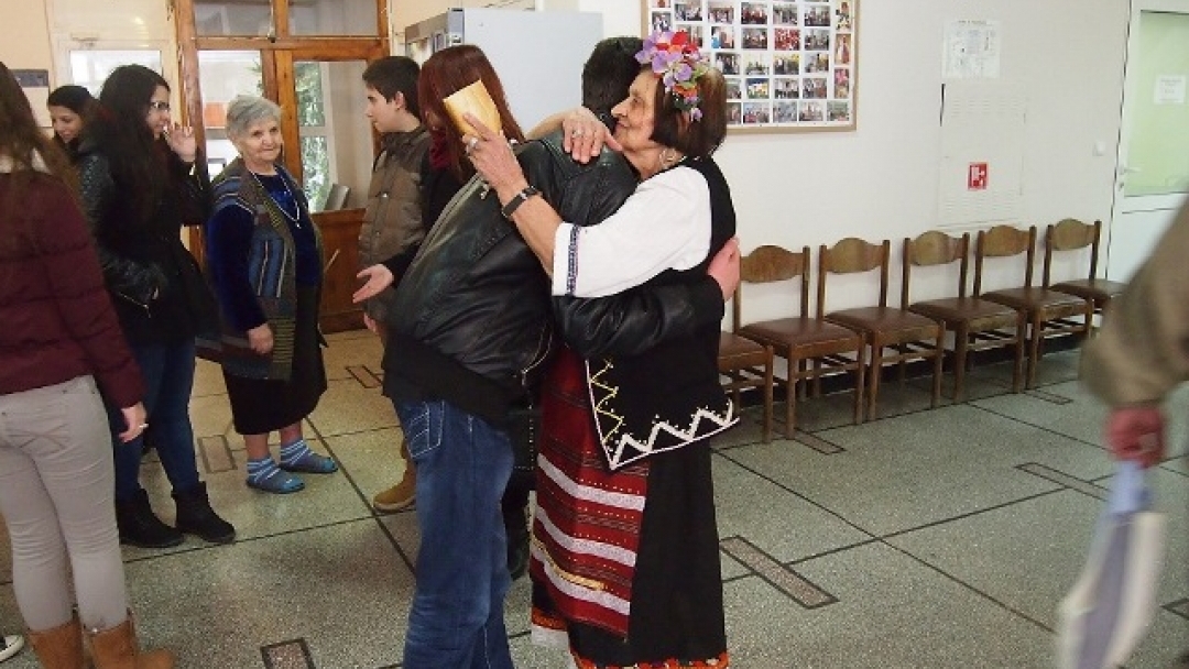 Клуб „Младежки парламент“ посети дом за стари хора