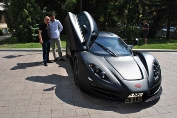 Кметът Пламен Стоилов изпробва новата SIN CARS на Росен Даскалов